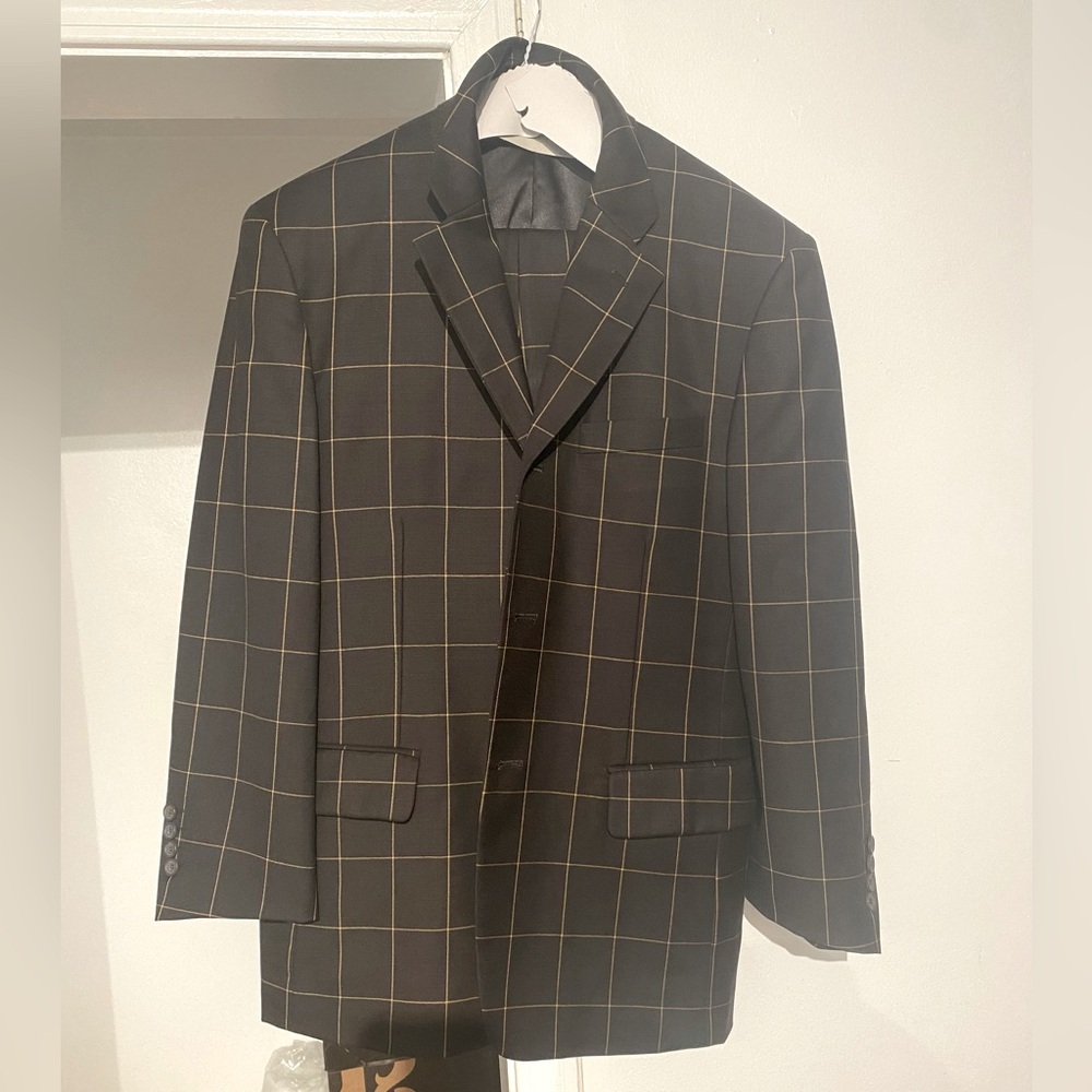 Men suit with a 38 in the jacket and 32 regular in the pants.